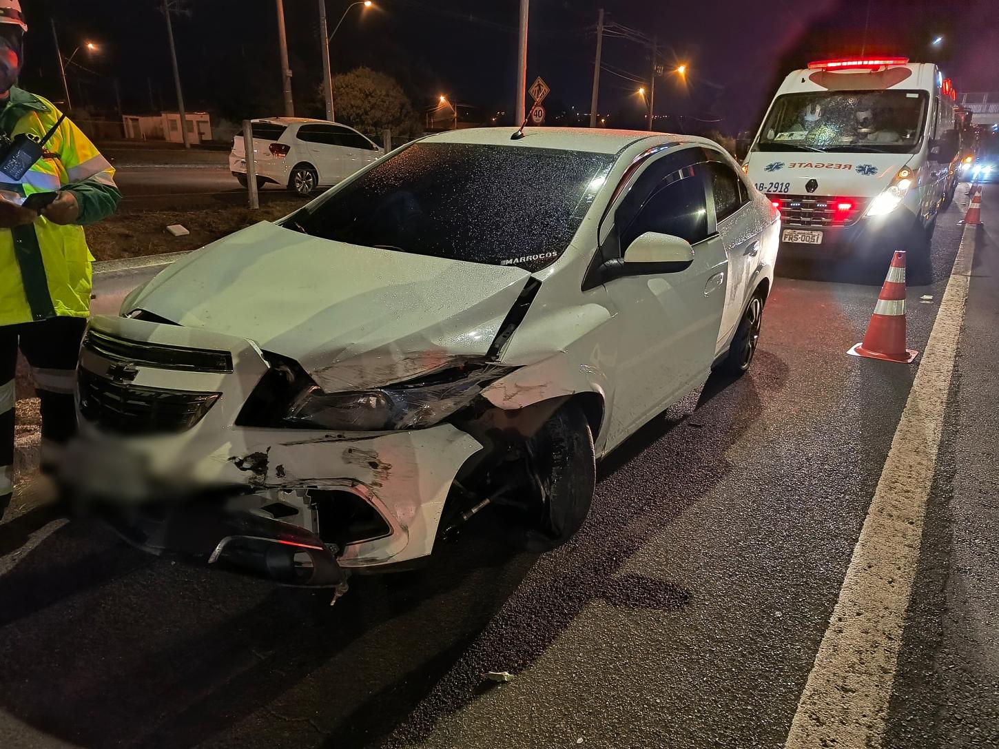 Para não bater em caminhão, motorista faz manobra, atinge mureta e tomba