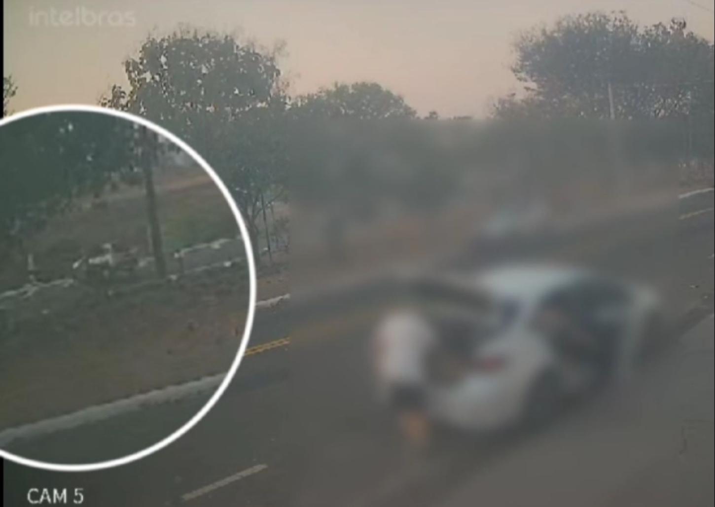 Câmera flagra moto batendo em carro que fez conversão proibida