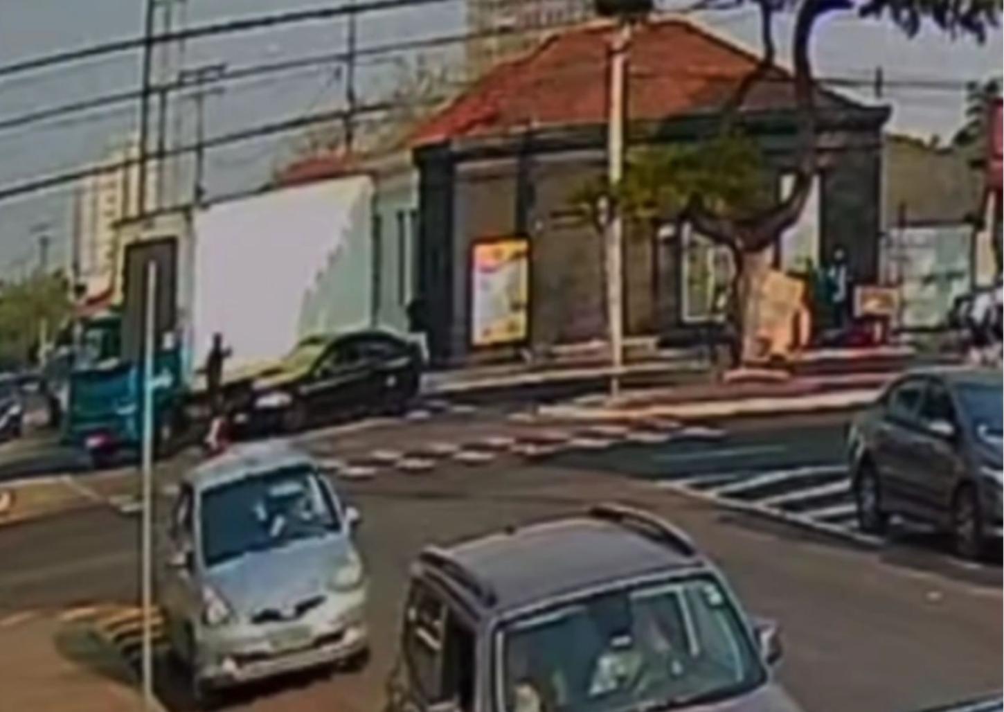Câmera flagrou acidente entre carro e caminhão na avenida Presidente Vargas