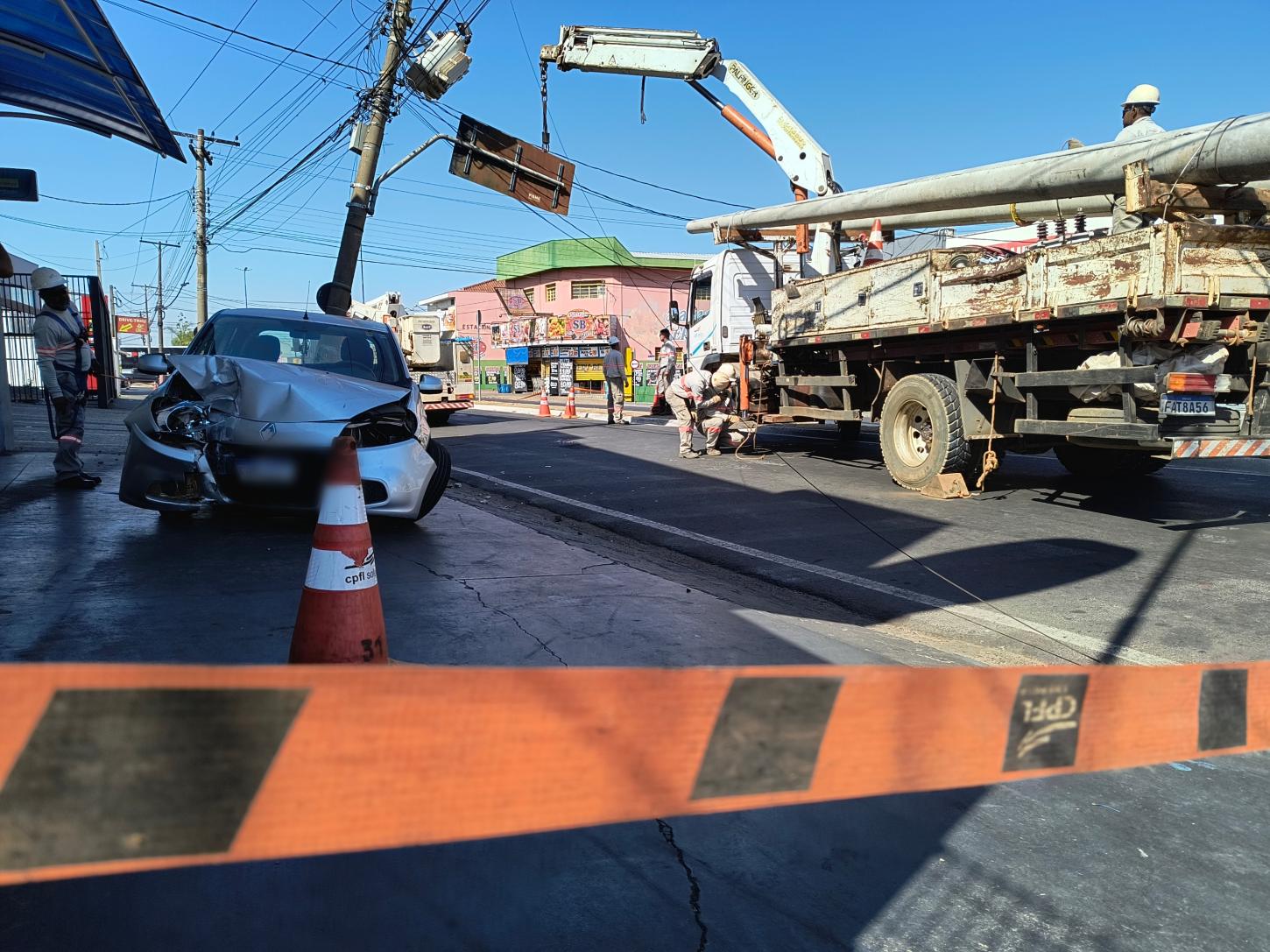 Carro bate em poste e causa interdição na avenida Adhemar Pereira de Barros