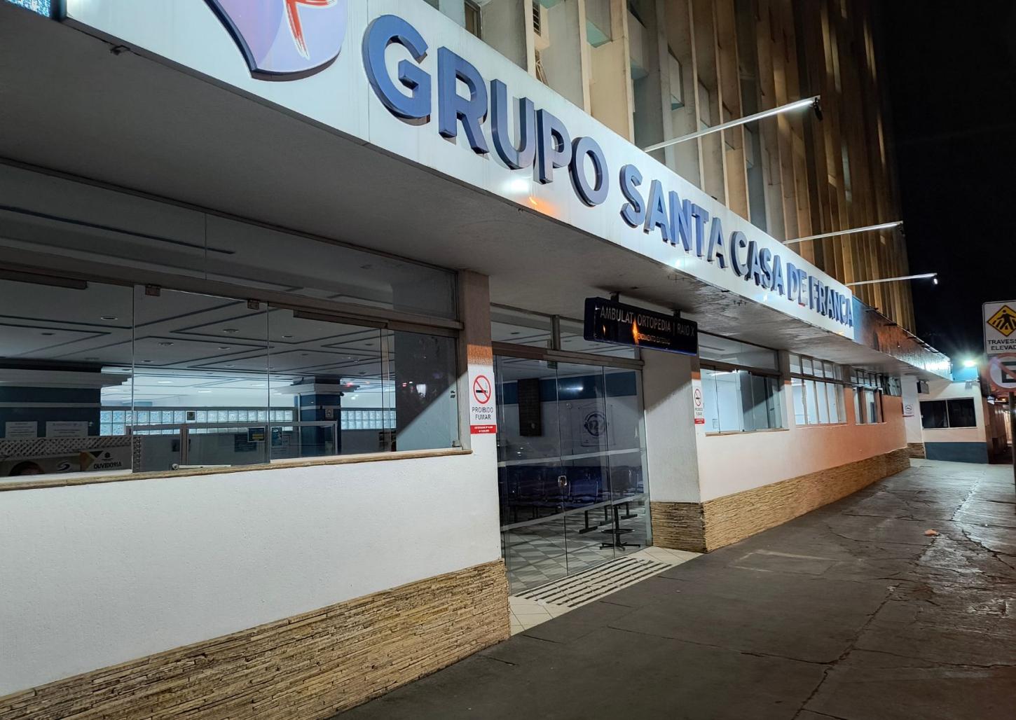 Homem morre na Santa Casa após ser encontrado ferido em residência