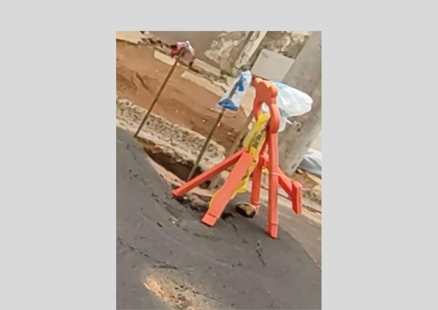 Moradores reclamam de buraco em rua após obras da Sabesp
