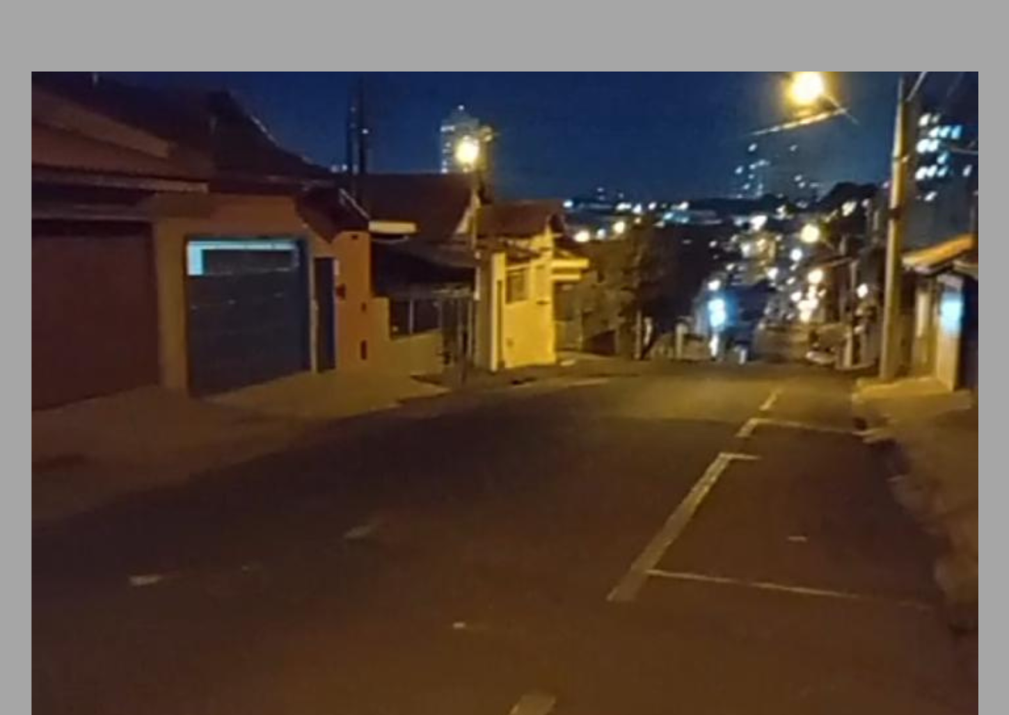 Motorista limpa rua e se desculpa com moradores depois de derrubar terra e entulhos