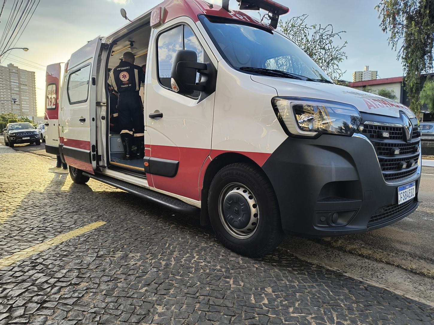 Trabalhador cai de altura de 8 metros ao fazer manutenção em ar-condicionado