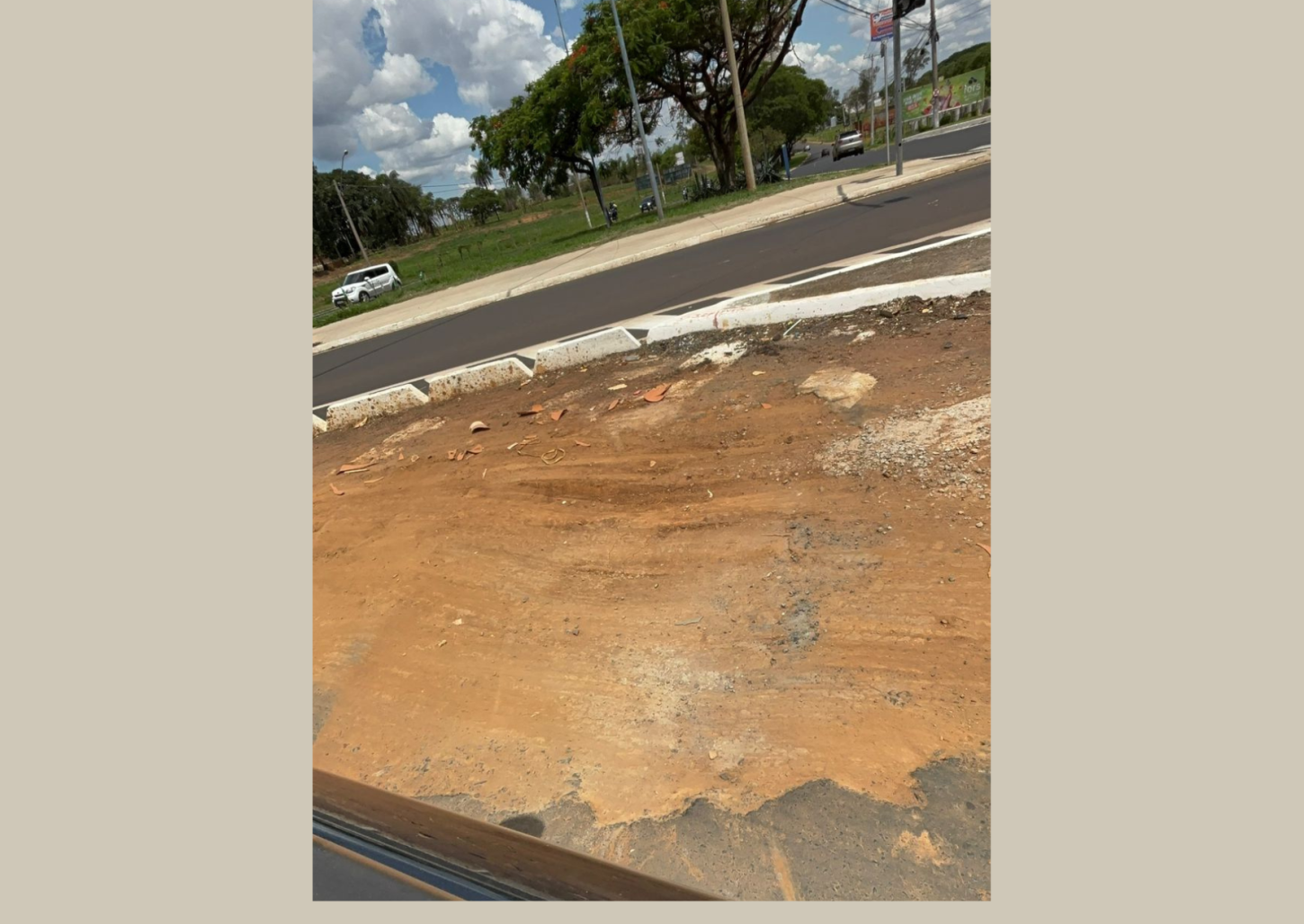 Motoristas reclamam de buraco em rotatória do bairro São Joaquim