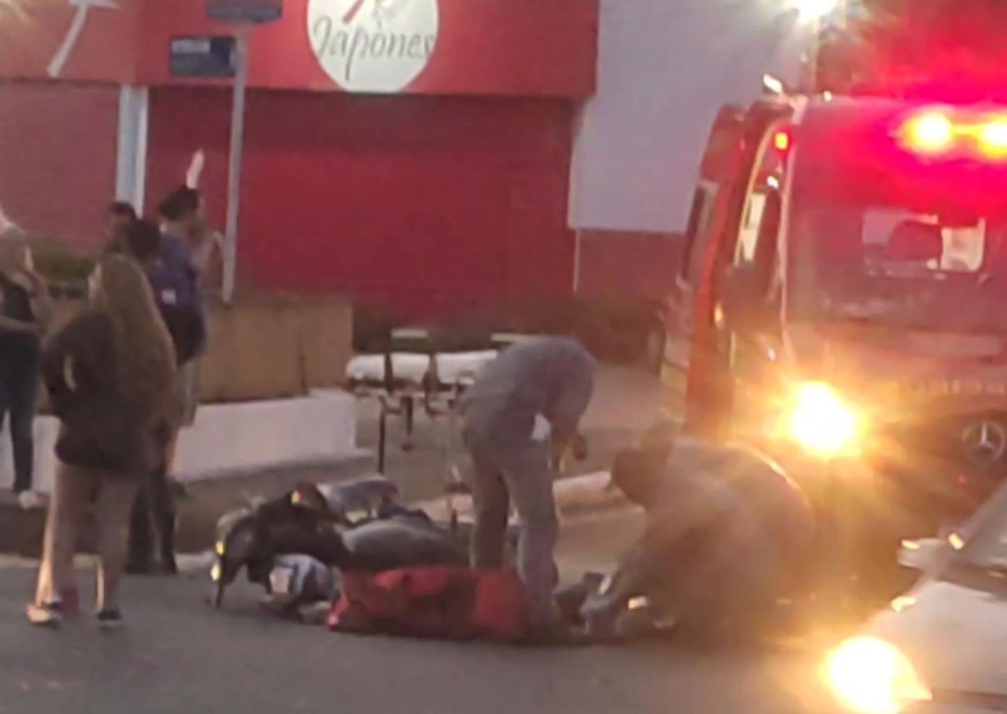 Acidente entre carro e moto deixa motociclista ferida