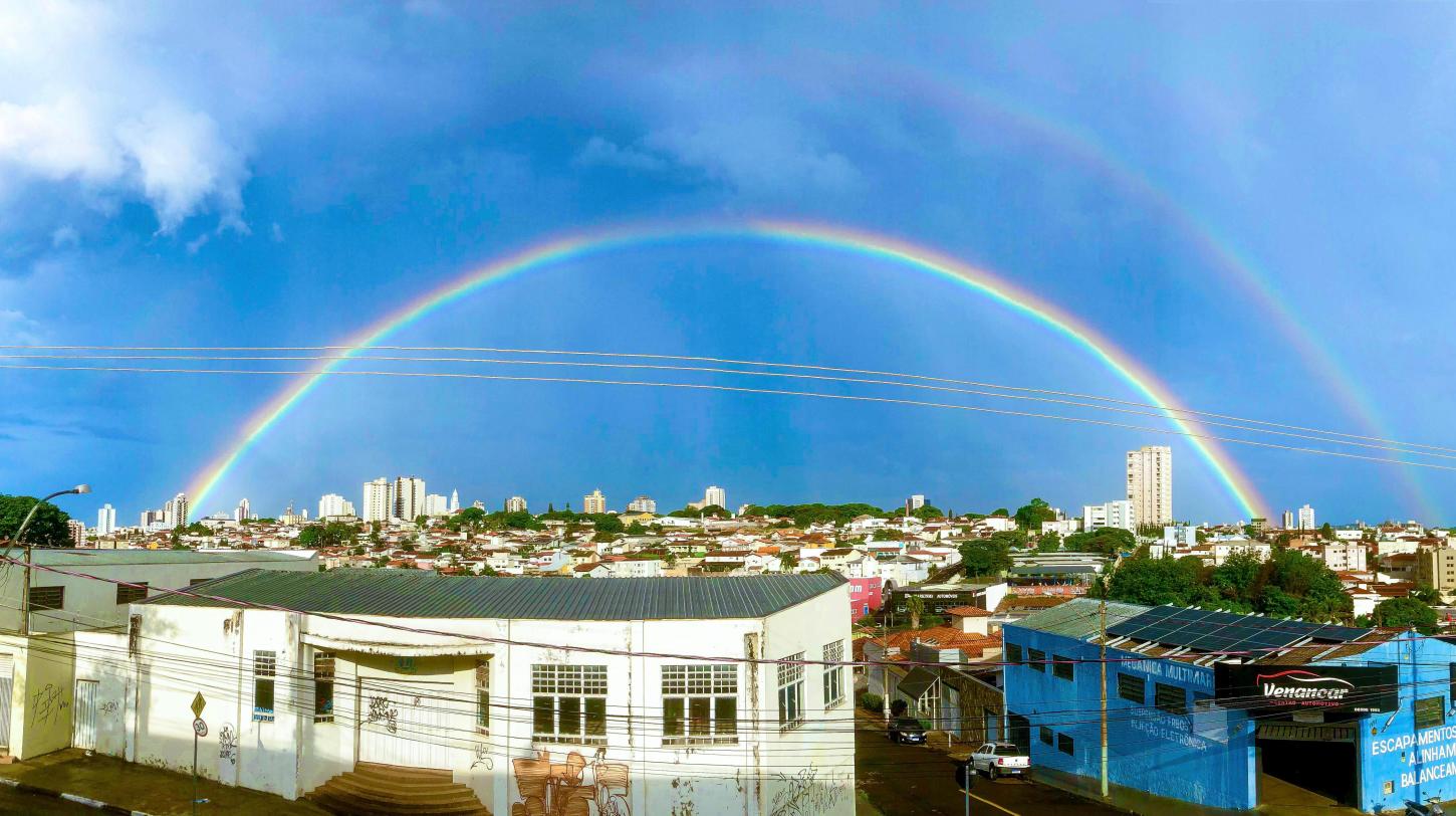Após sol e chuva, arco-íris aparece no fim de tarde em Franca