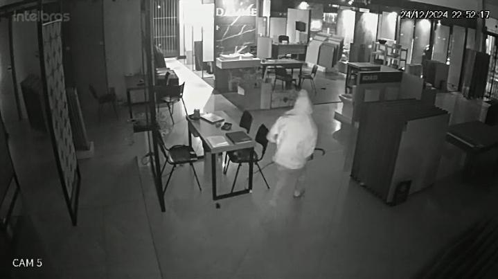 Câmeras flagram bandidos arrombando e furtando lojas de pisos no Francano
