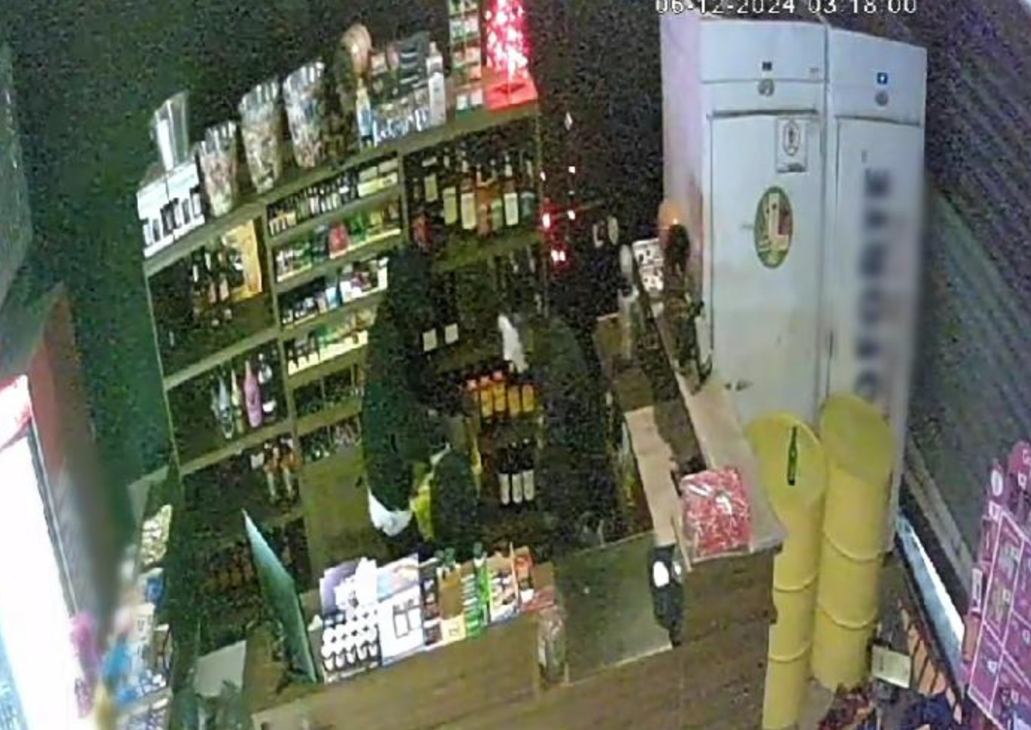 Bandidos invadem loja de bebidas e furtam 50 garrafas de whisky