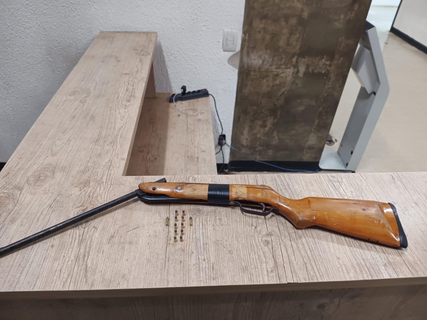 Homem é preso pela Força Tática com arma em posto de combustíveis