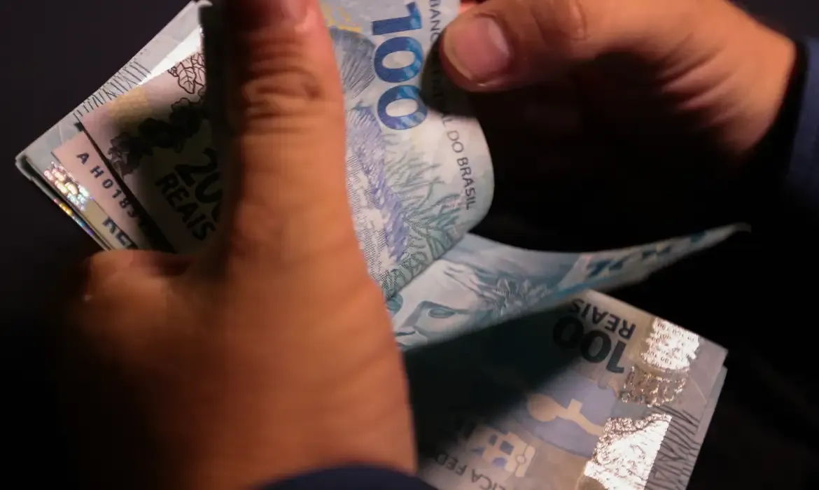 Assinado reajuste do salário mínimo para 2025; valor aumenta para R$1.518