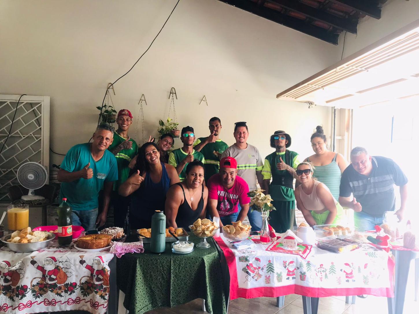 Moradores do Elimar fazem café da manhã natalino para coletores de lixo