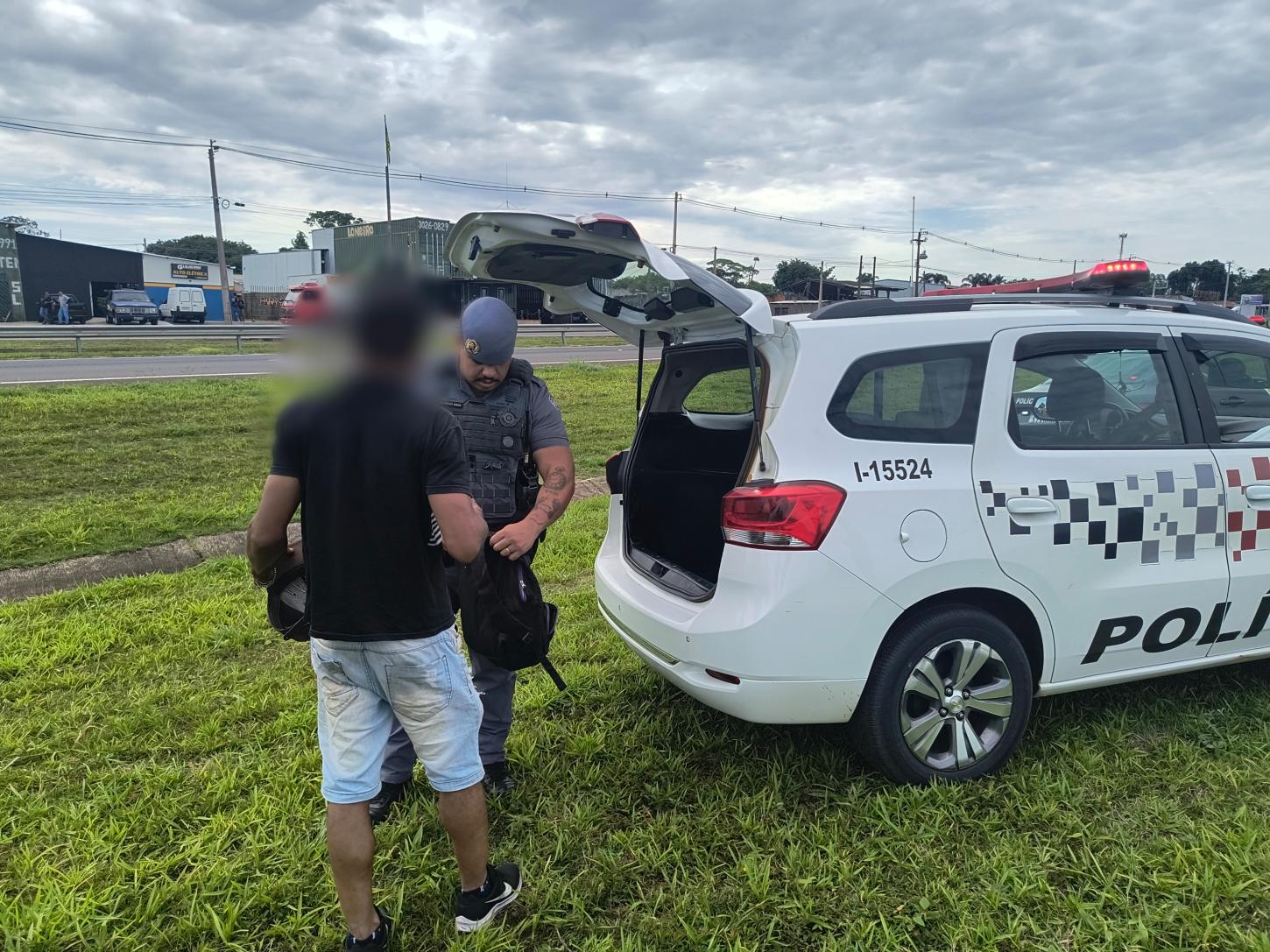 Motorista na contramão causa acidente na Cândido Portinari