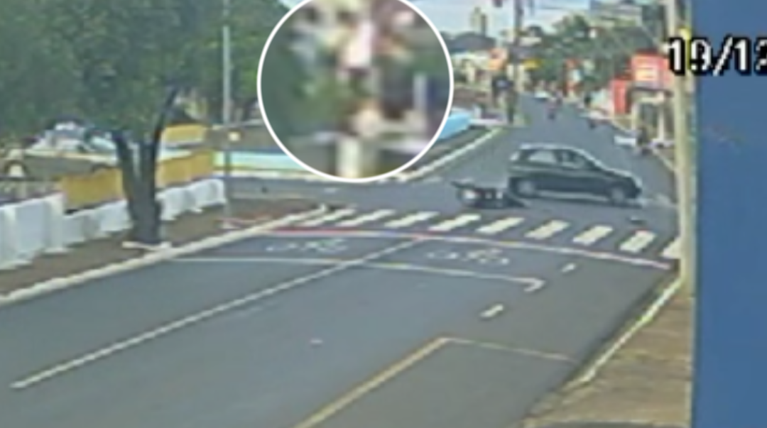 Motociclista passa no sinal vermelho, atinge carro e fica ferida em Franca