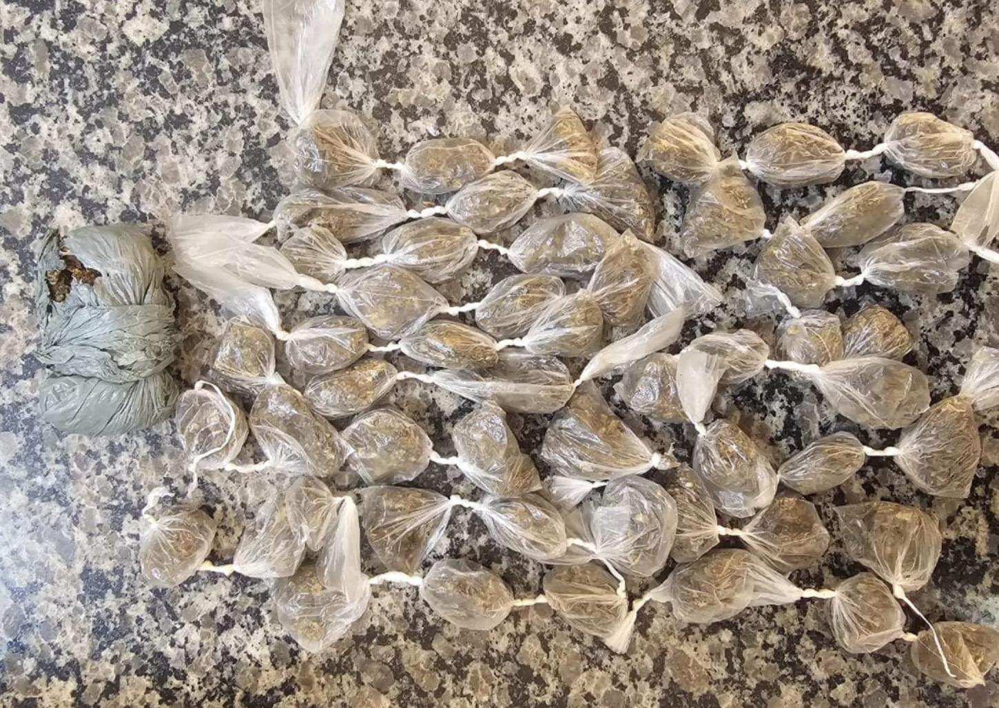 Polícia Militar prende três traficantes com mais de 50 porções de maconha