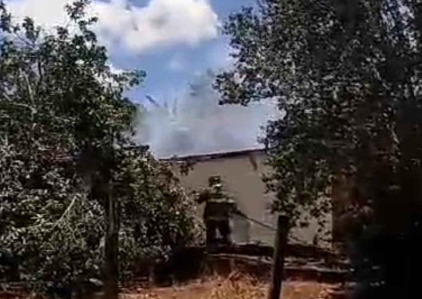 Casa abandonada pega fogo em Patrocínio Paulista