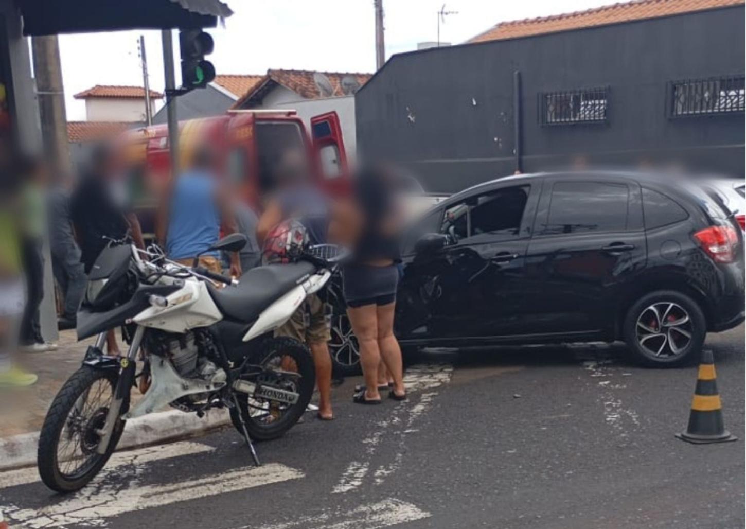 Colisão entre carro e moto deixa homem ferido na Vila Industrial