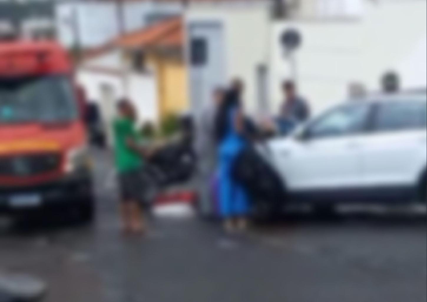 Entregador vai parar em capô de carro que avançou sinal de parada obrigatória