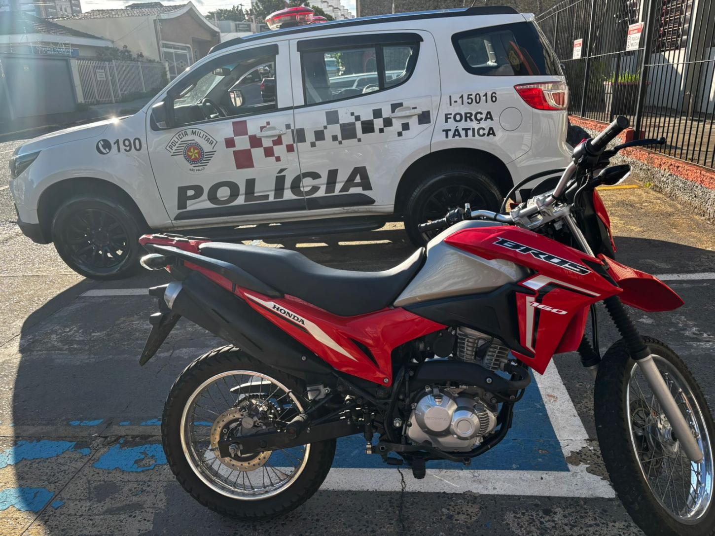 Policiais da Força Tática recuperam moto furtada no São Joaquim