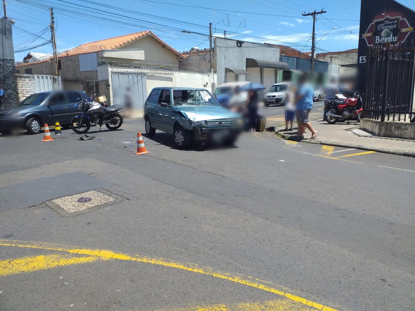 Câmera de segurança flagra acidente entre carro e moto na Vila Chico Júlio