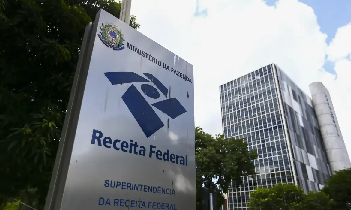 Receita desmente notícias falsas sobre cobrança de imposto por Pix