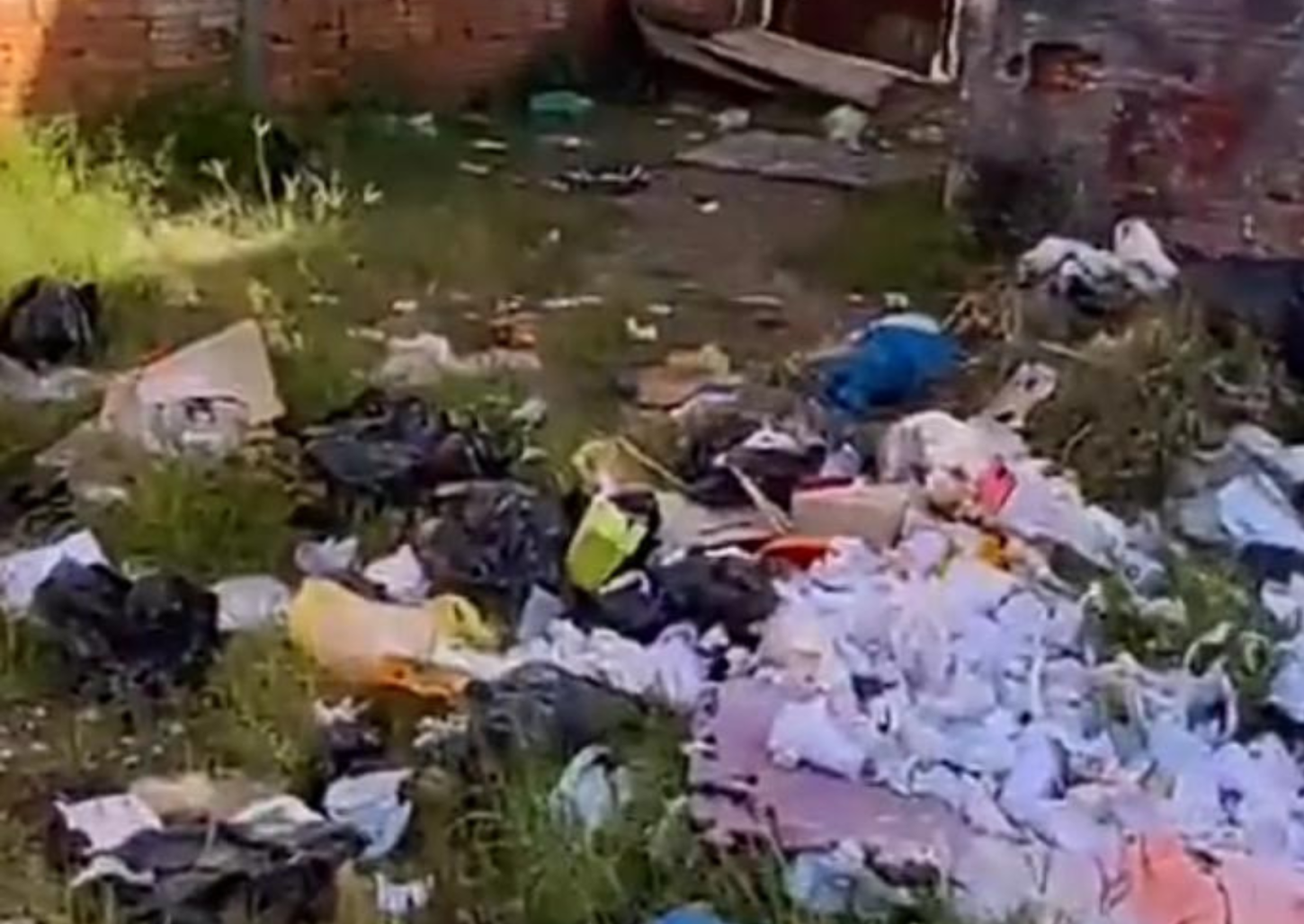Lixo e usuários de drogas tomam conta de terreno abandonado em Franca