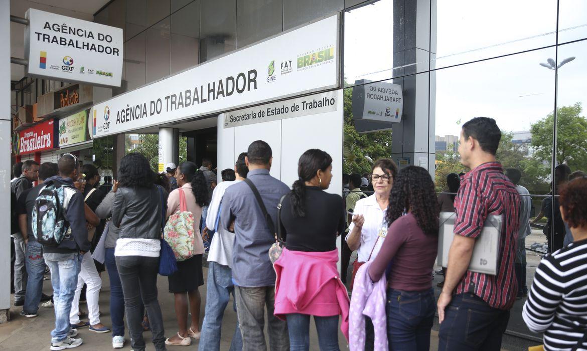 Teto do seguro-desemprego sobe para R$ 2.424,11