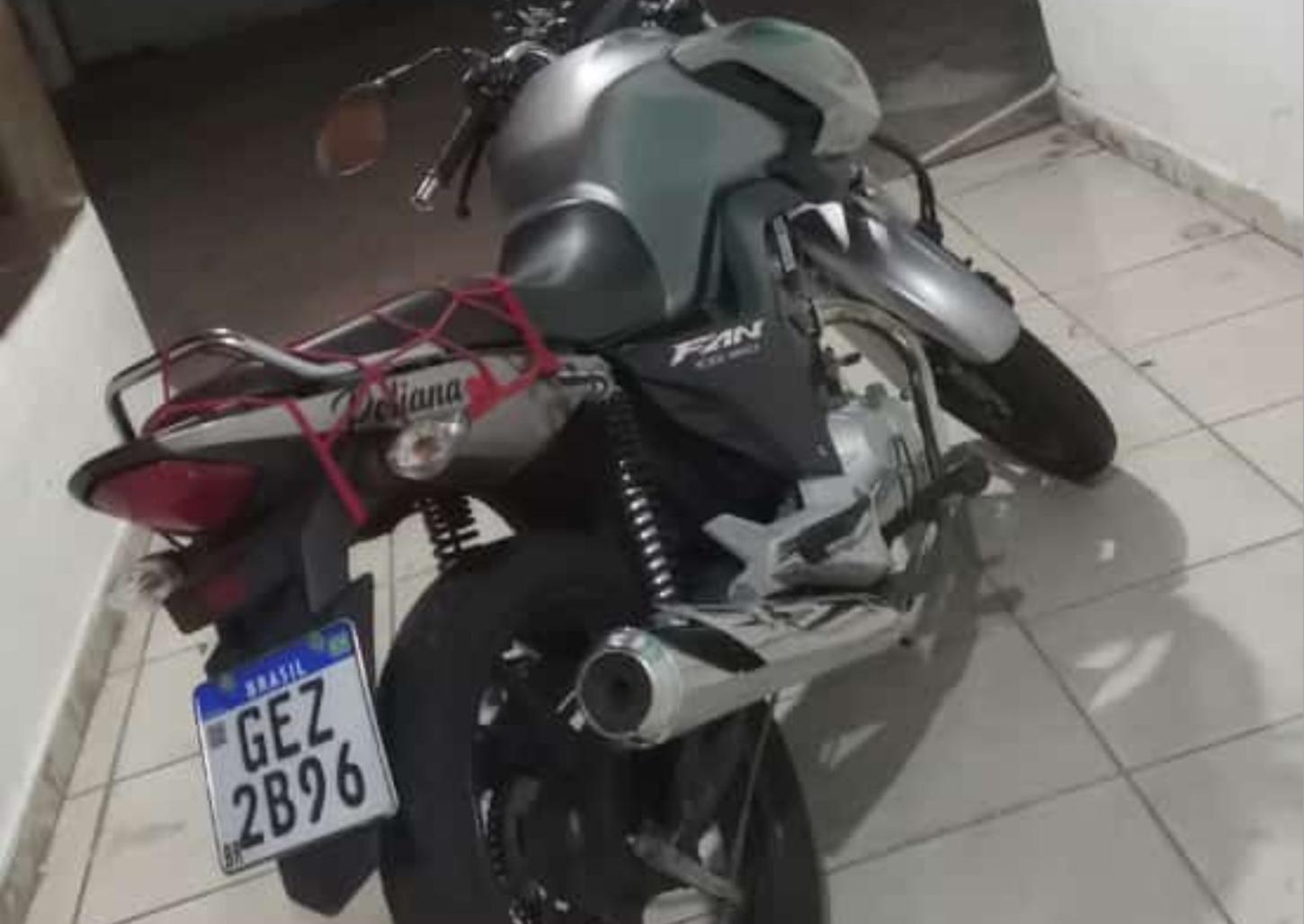 Trabalhador faz apelo para encontrar moto furtada na avenida Rio Branco