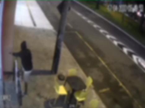 Câmera flagra momento que bicicleta é furtada na porta de sorveteria