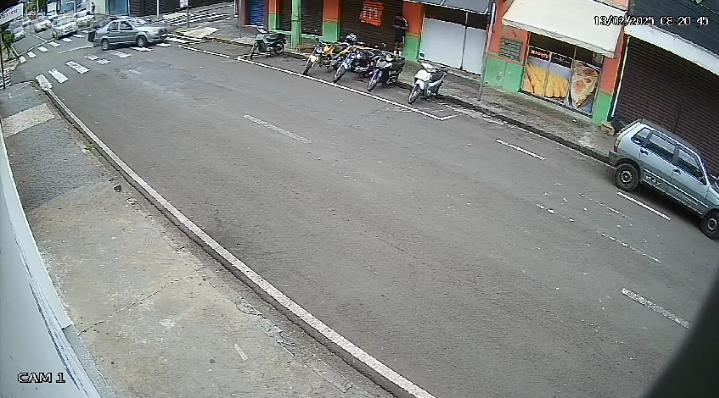 Carro sobe em calçada e atinge porta de loja após colisão no Centro
