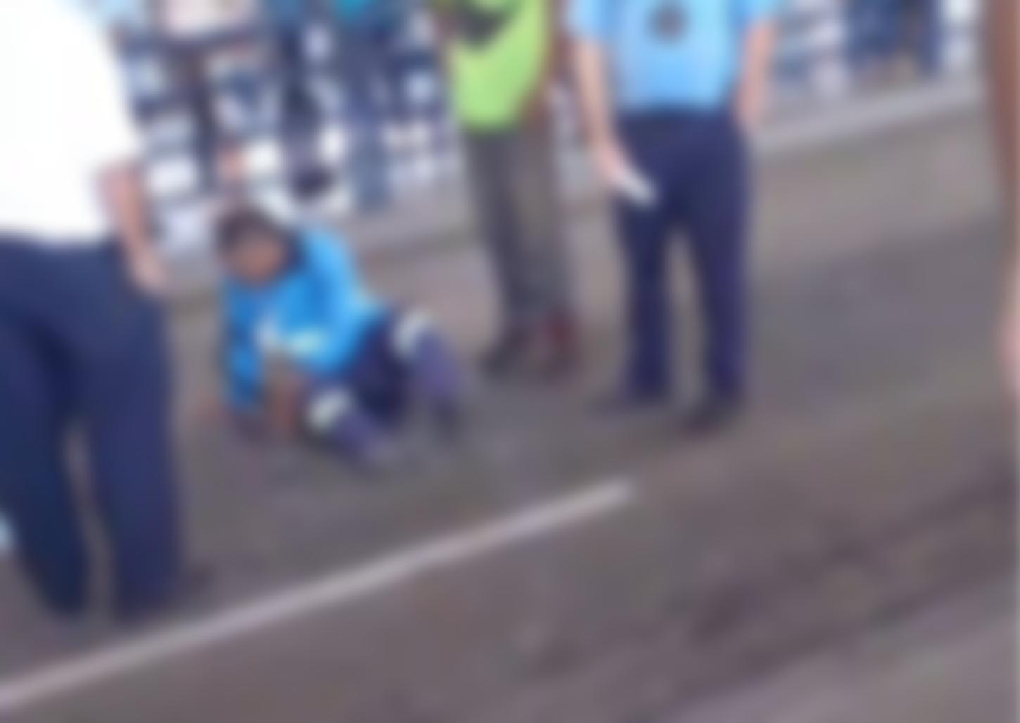 Homem se esfrega em mulher e apanha no terminal 