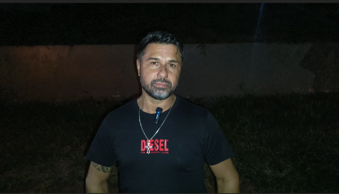 Motorista visualiza capacete na pista, sinaliza rodovia e evita atropelamento