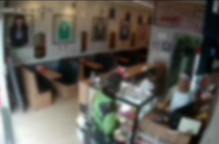 Câmera flagra homem assaltando pastelaria na Francisco Marques