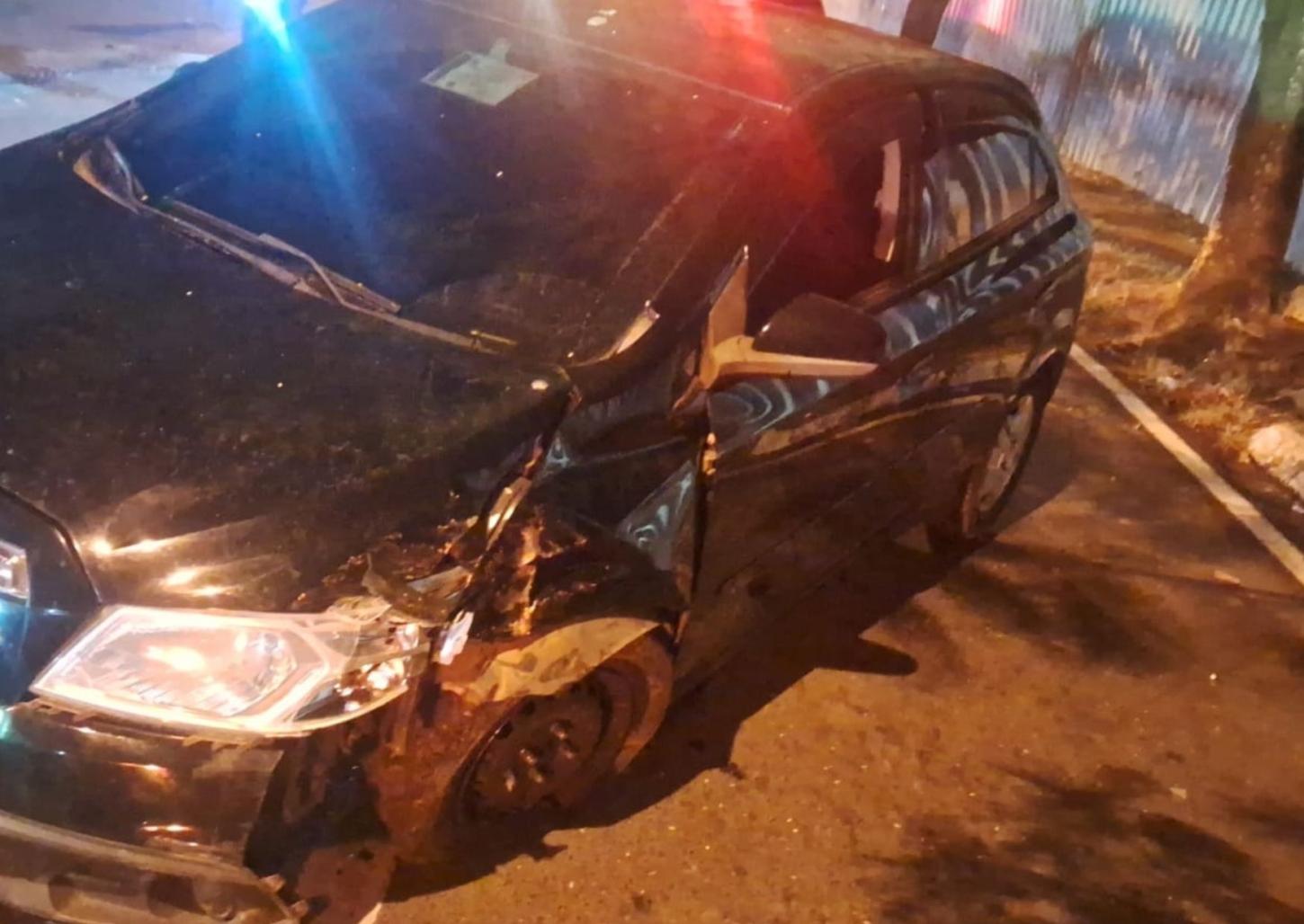 Homem bate carro em árvore durante a madrugada na avenida Flávio Rocha