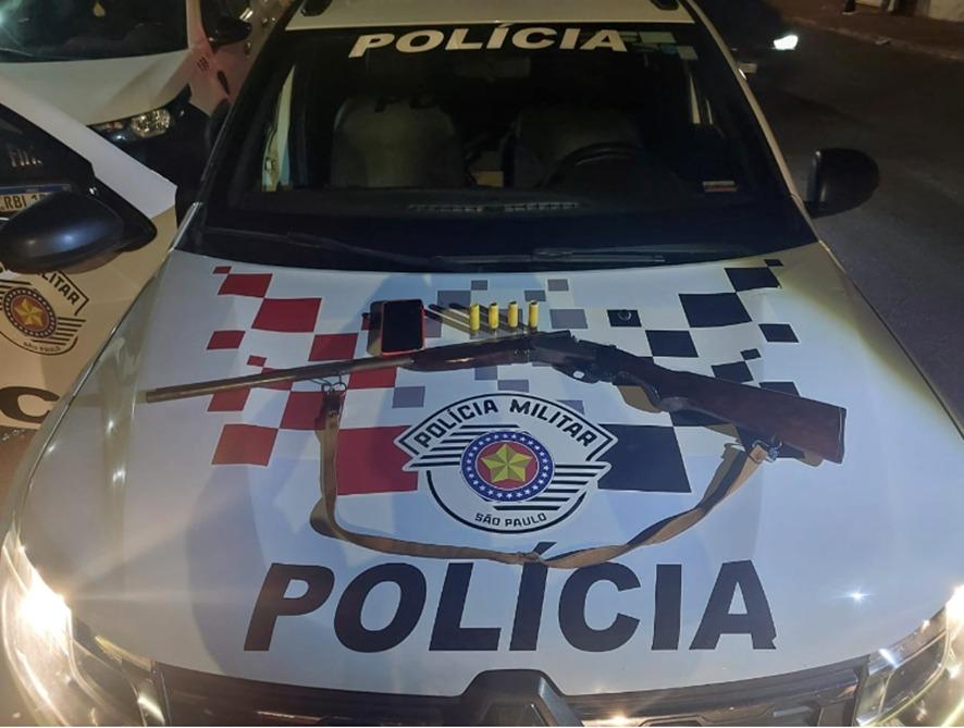 Homem é preso pela PM com espingarda durante blitz em bar