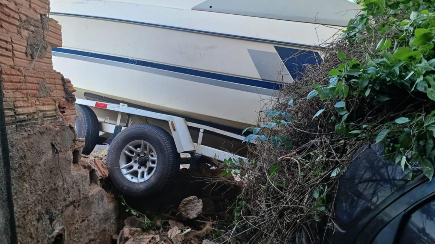 Lancha se solta de engate e atinge muro de casa no Jardim Dermínio
