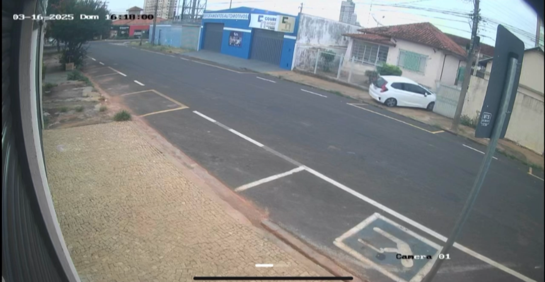Motorista perde controle, sobe em calçada e derruba portão