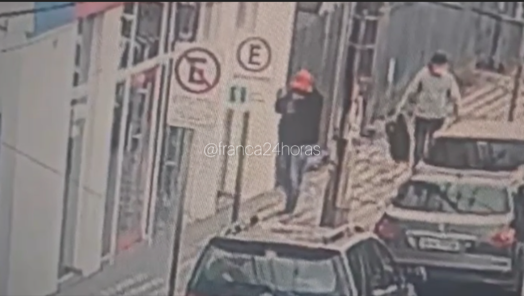 Câmeras flagraram bandidos tentando furtar agência bancária no Centro