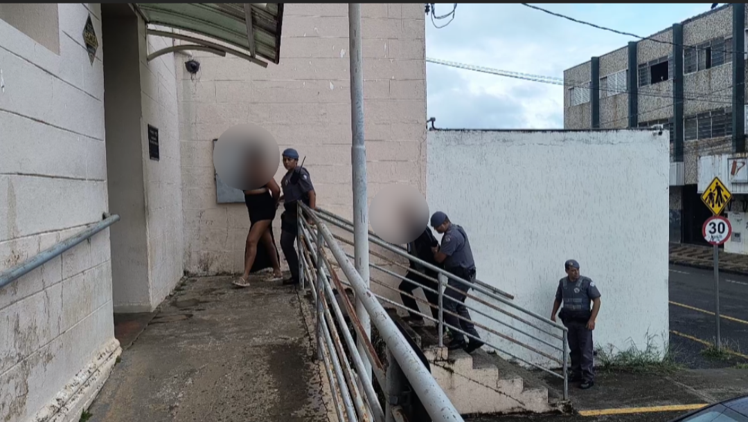 Traficante tenta fugir da PM pela Cândido Portinari, mas é preso