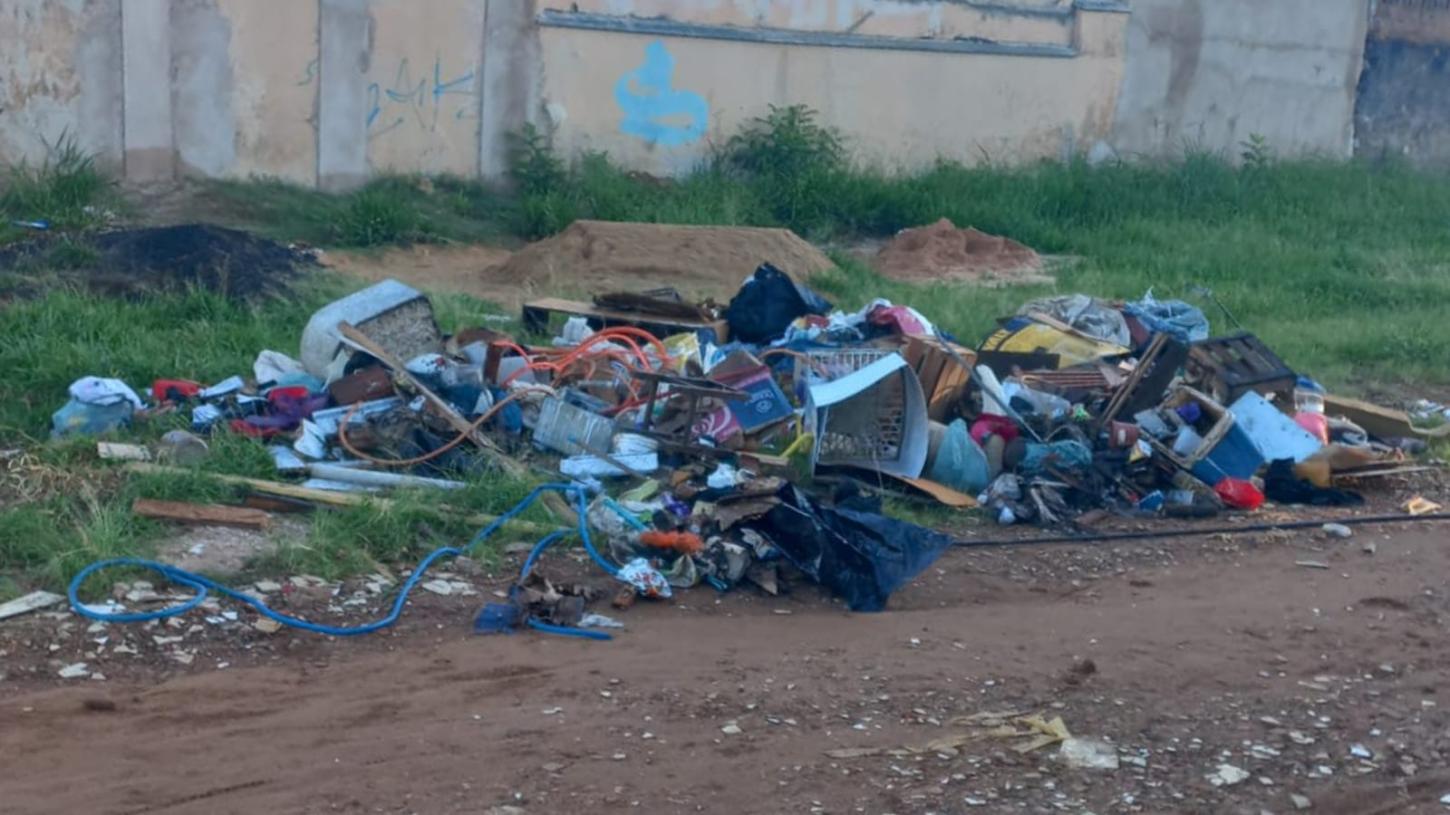 Acúmulo de lixo em terrenos baldios preocupa moradores do Leporace