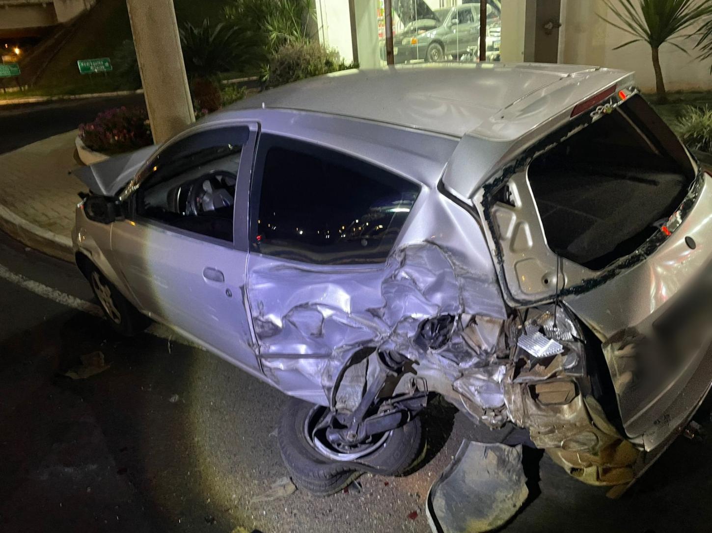 Carro fica destruído em acidente na avenida Antônio Barbosa Filho