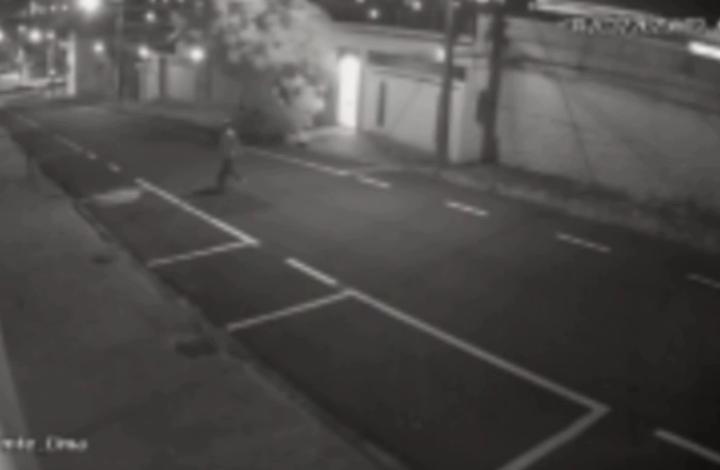 Homem é flagrado furtando proteção de porteiro eletrônico