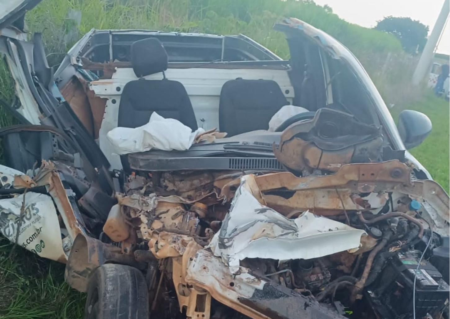 Mulher bate carro na traseira de caminhão e fica ferida