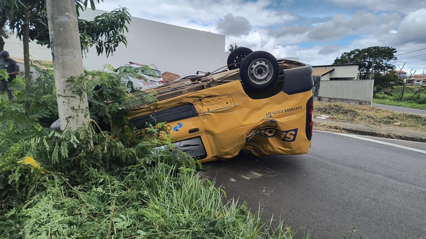 Motorista causa capotamento no Jardim Integração e foge