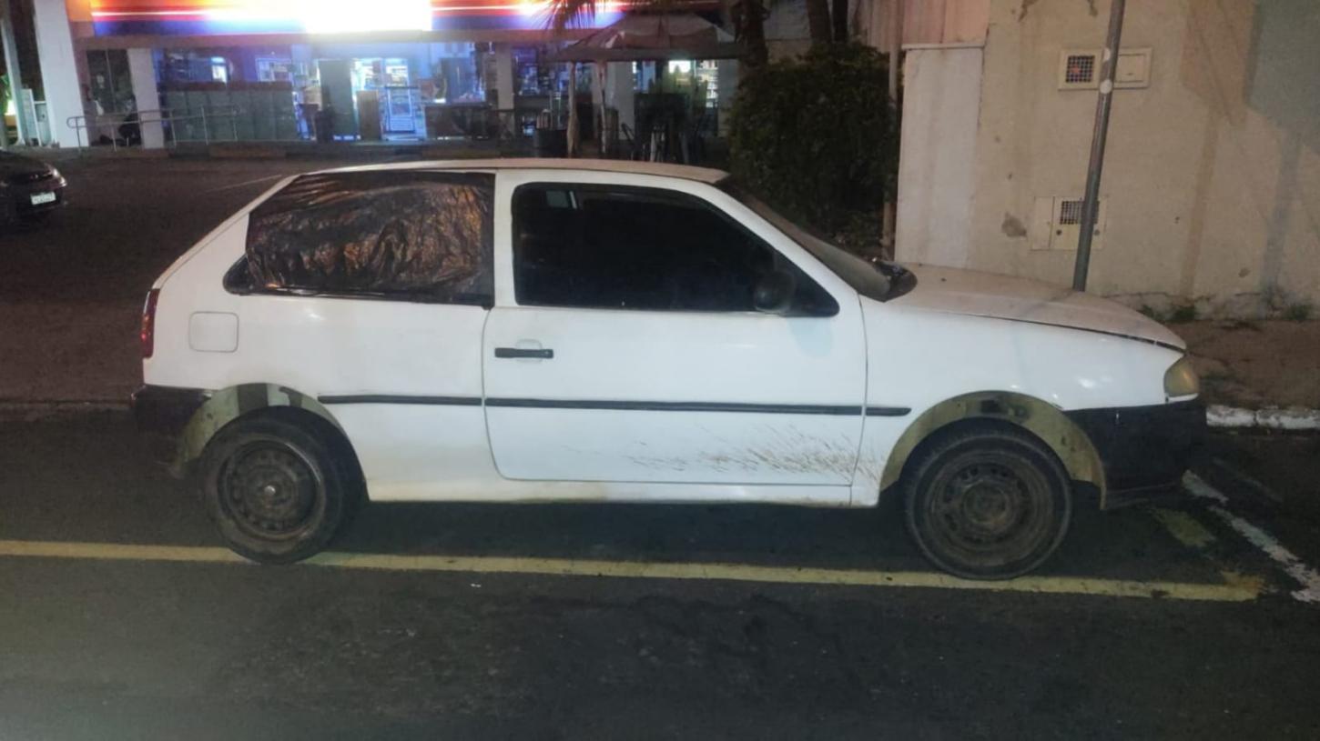 Homem se esconde debaixo da cama após ser flagrado com carro roubado