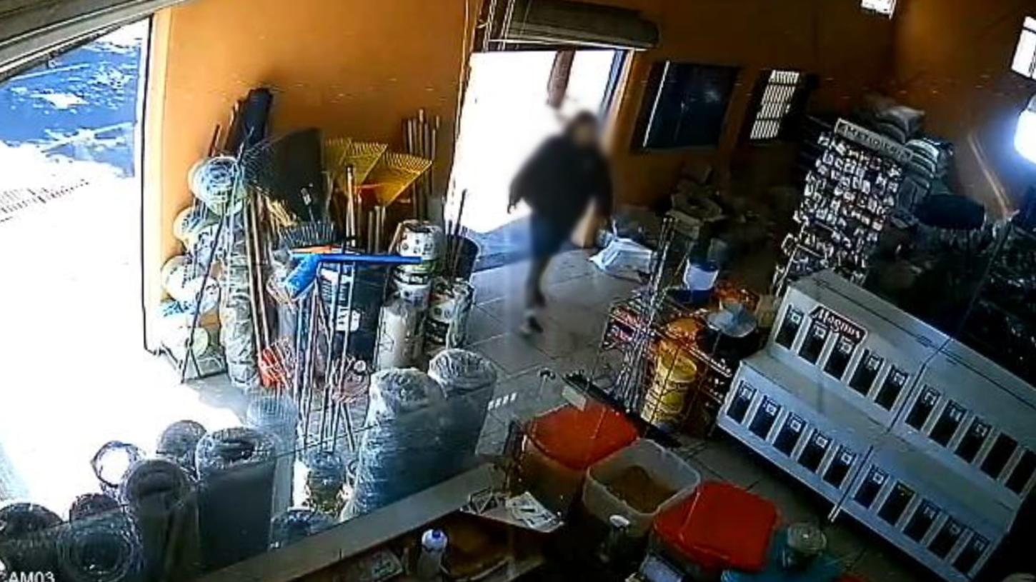 Ladrão leva aliança de comerciante durante assalto no Jardim Petráglia