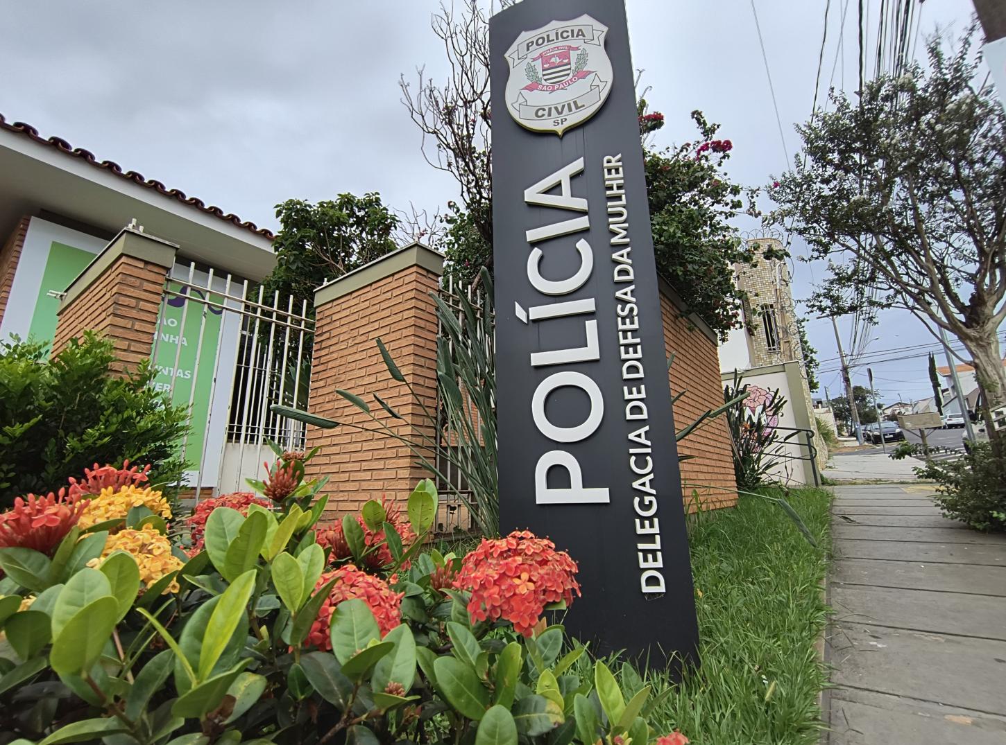 Sapateira registra BO após receber cartas e cueca suja do ex-marido
