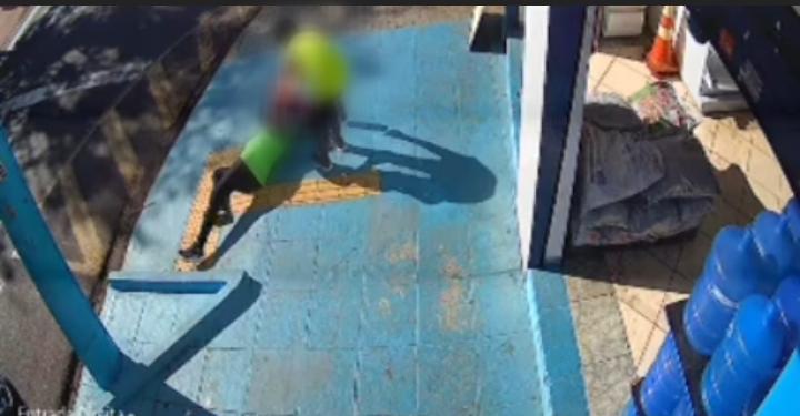 Idosa tropeça em coluna onde mulher de 63 anos fraturou o braço