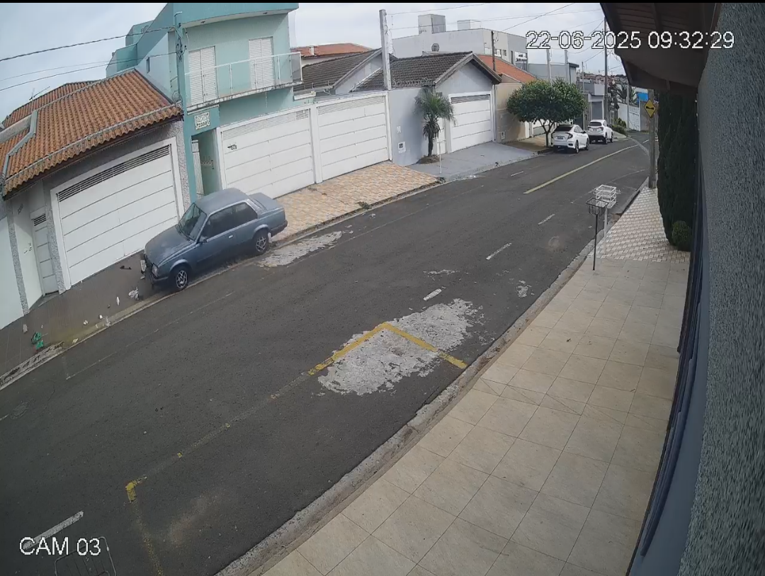 Motorista sobe em calçada, derruba lixeira no Jardim Piratininga e foge