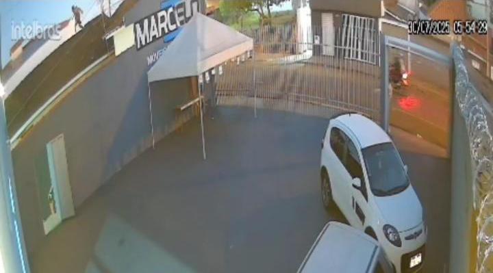 Bandido foge pelo telhado após tentar furtar fiação de loja de móveis
